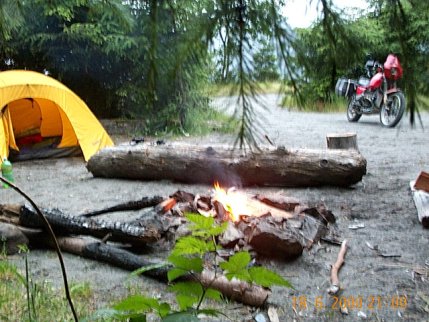 Camping mit etwas Komfort, z.B. Feuerholz